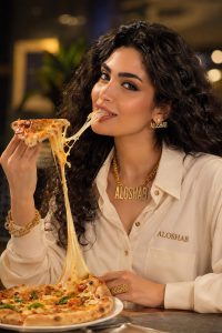 پیتزا مخصوص شبانه الوشب با ژامبون رباط و پنیر مطهر